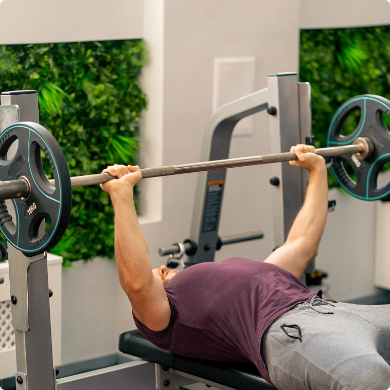 homem levantando supino deitado